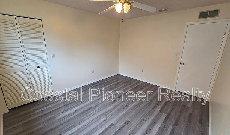 4817 Cypress Tree Dr — Photo 17