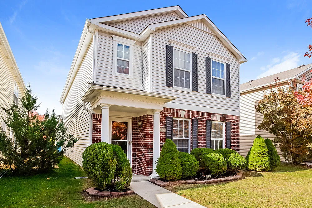 3 bed, 2.5 bath, 1816 sqft, $1,945 — Photo 1