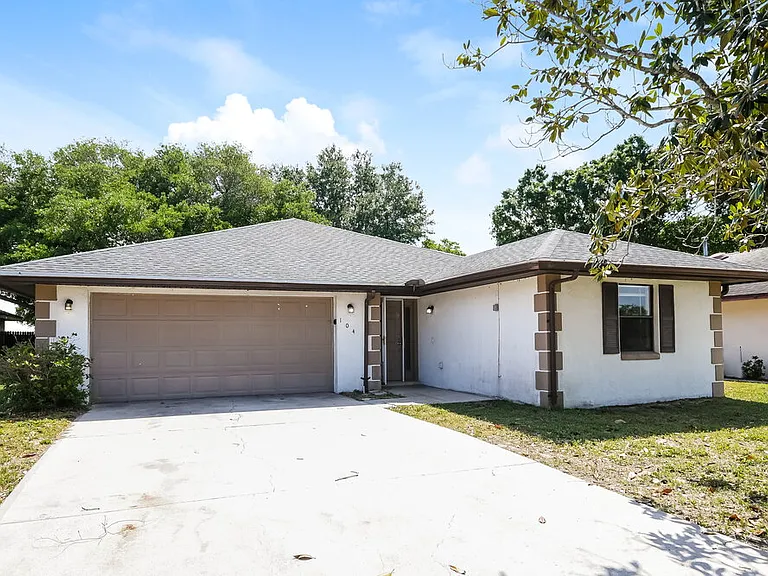 104 Daisy Dr SE — Photo 3