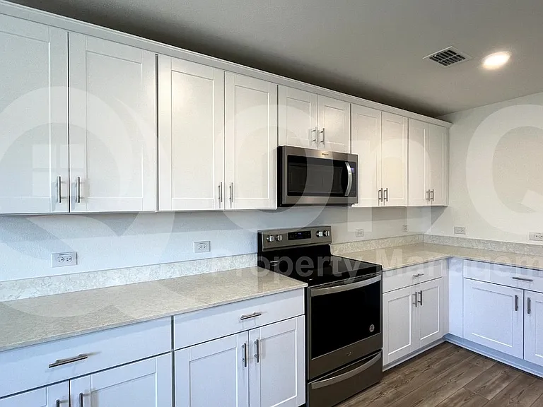 882 Breakwater Dr — Photo 3