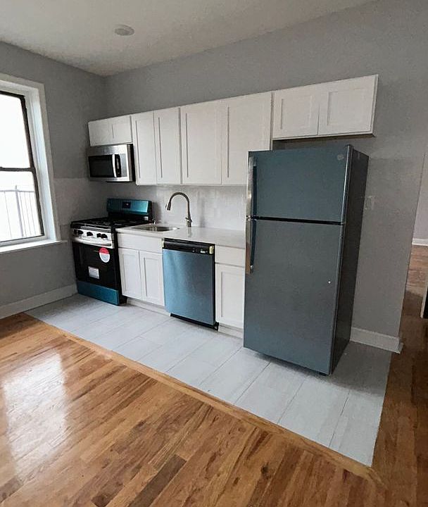 2nd image of 117 Parkview Ave APT D2