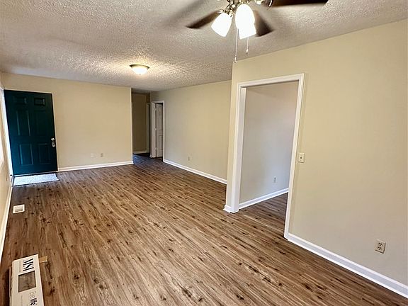 4th image of 211 Jackson St