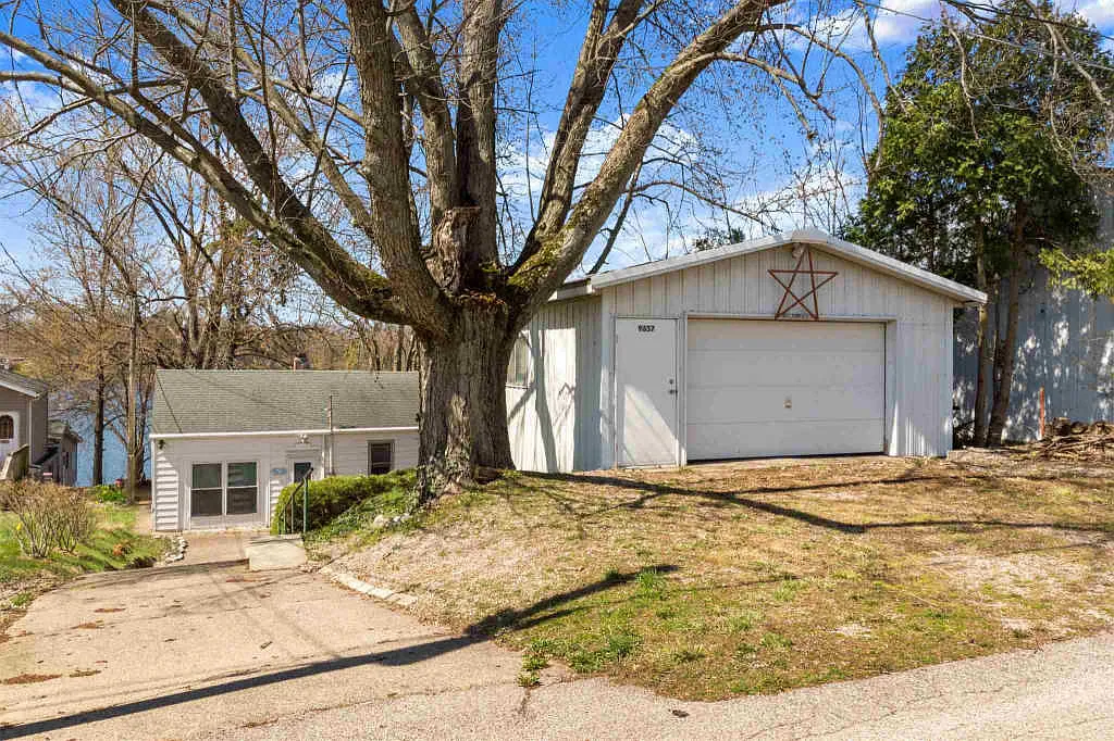 9657 N Circle Dr W photo 1