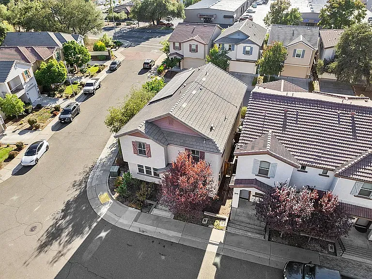 5 bed, 2527 sqft, $4,300 — Photo 4