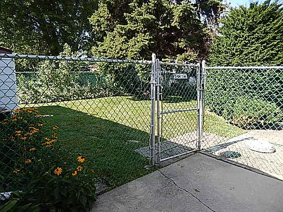 4th image of 9438 Oak Park Ave