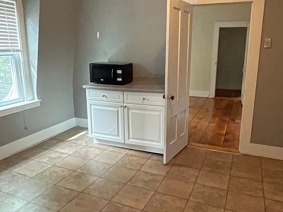 Eat-in kitchen