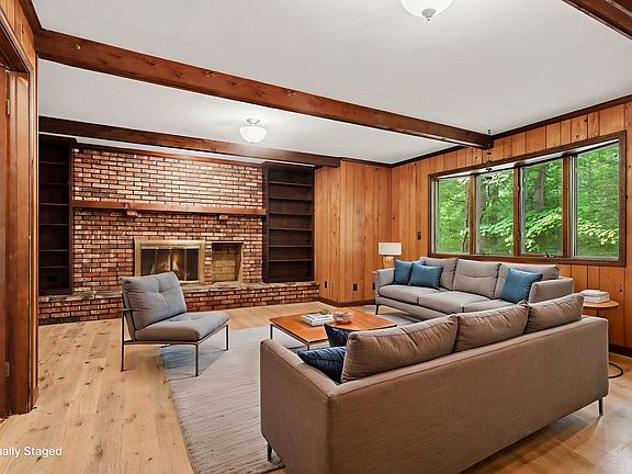 4th image of 4410 Laurel Dr