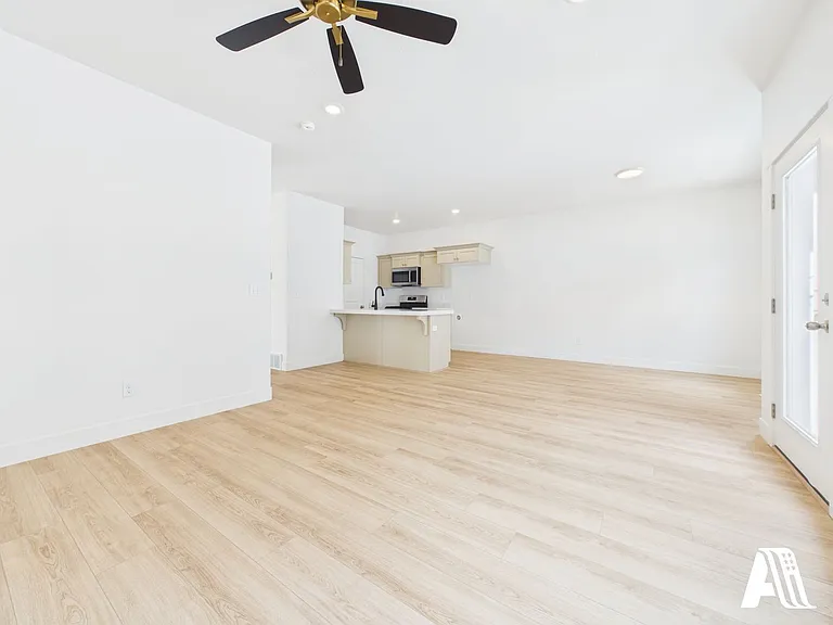 453 E 650 N — Photo 22
