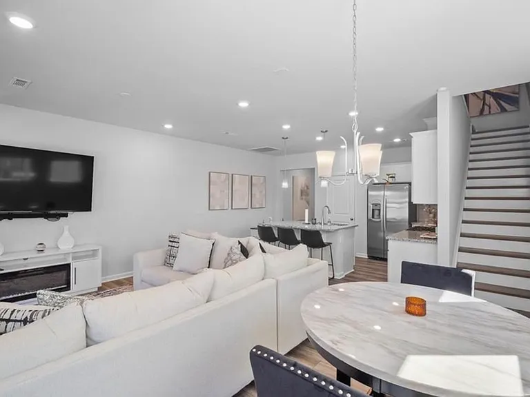 818 Falls Grove Trl — Photo 5