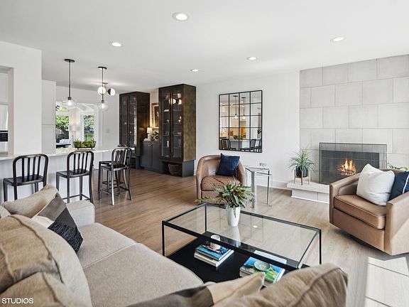 4th image of 744 Crescent Blvd