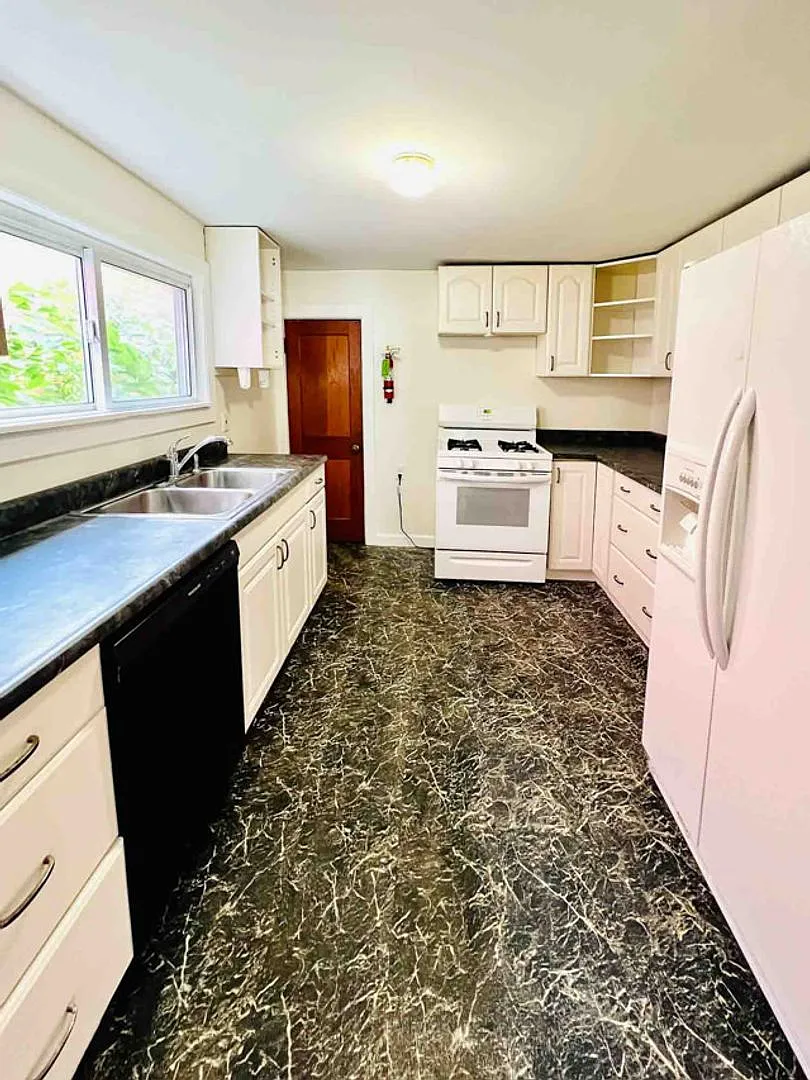 5 Bedroom with den, 2 Bathroom House in Downtown Burlington w/Off-Street Parking & Washer/Dryer i... — Photo 3