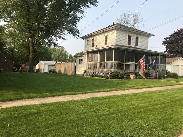 807 3rd St NE, Independence, IA 50644
