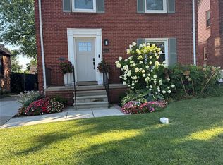 1721 Hampton Rd, Grosse Pointe Woods, MI 48236