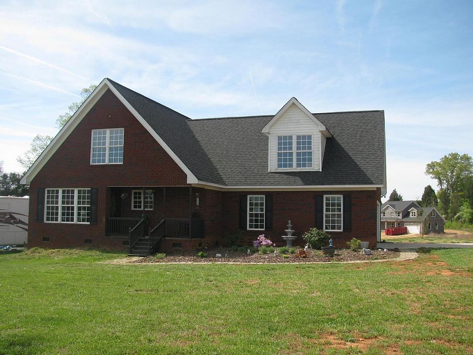 3 bdrm 2 bath 1 1/2 story home