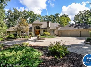 9673 Cross Creek Dr, South Lyon, MI 48178