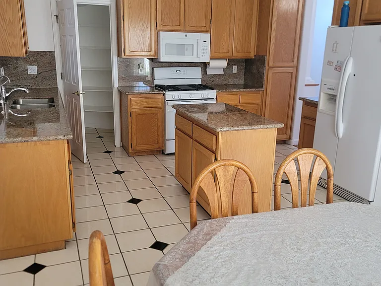 2131 Park Warren Ct — Photo 3