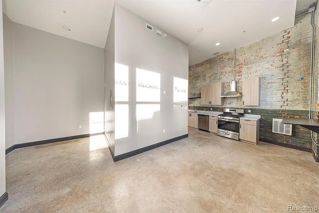 603 E Milwaukee St — Photo 4