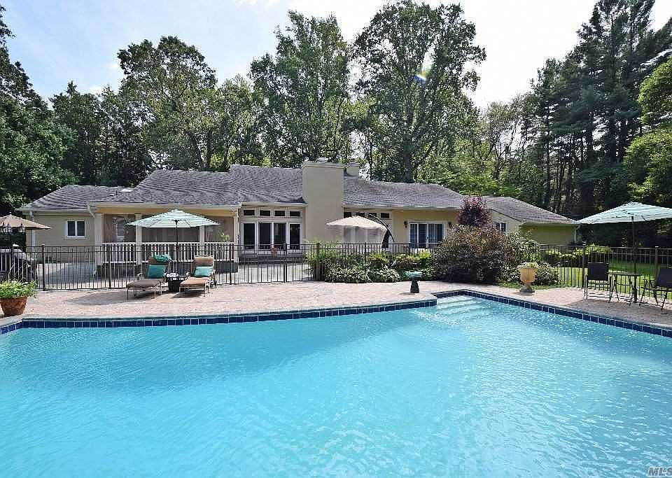 1st image of 11 Valerie Dr
