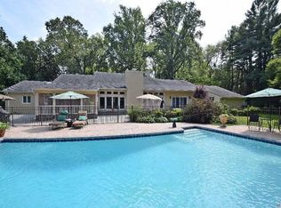 11 Valerie Dr, Glen Head, NY 11545