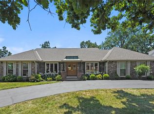 9405 W 106th St, Overland Park, KS 66212
