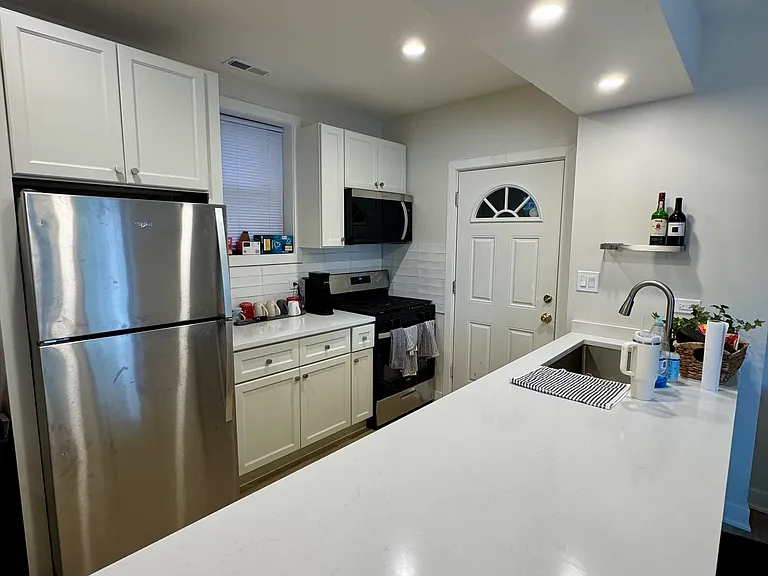1643 W Cornelia Ave #1 — Photo 2