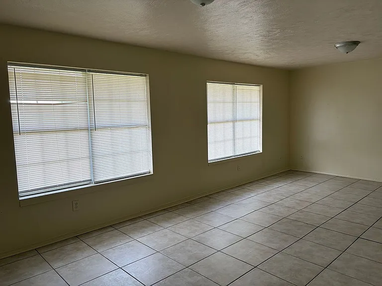 2800 Hood Dr — Photo 3