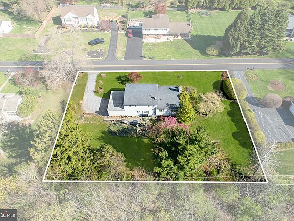 3rd image of 1412 Cardinal Dr