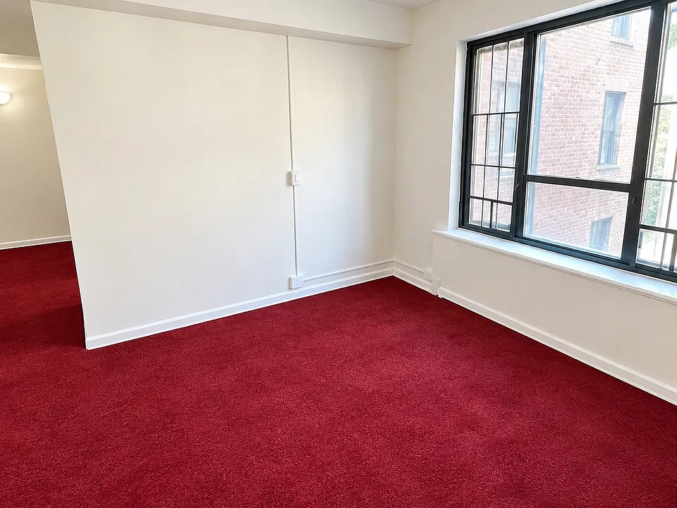 11 Metropolitan Oval #1A
