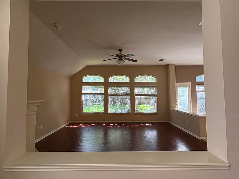 207 Kettleman Ln N — Photo 11