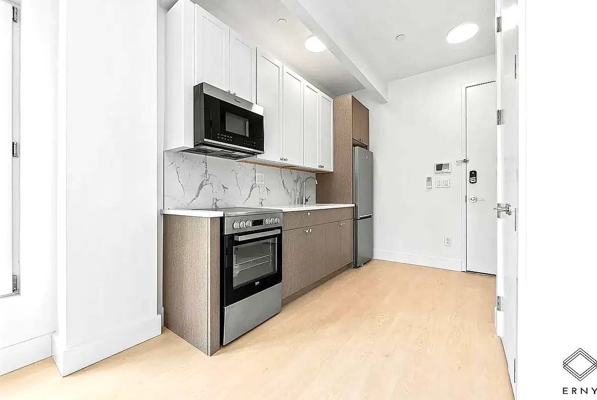 833 Maple Street — Photo 2