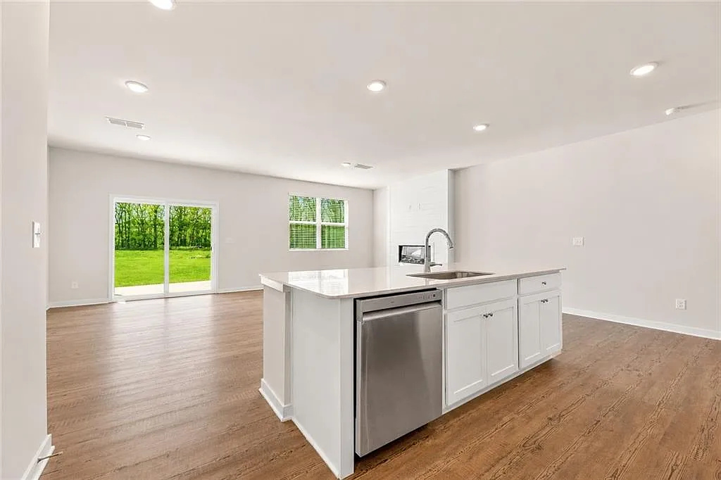 3 bed, 2.5 bath, 1842 sqft, $2,280 — Photo 3