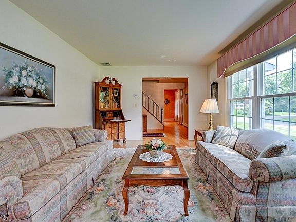 4th image of 2 Pembroke Ct