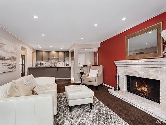 The open kitchen & living room floor plan is ideal for entertaining.