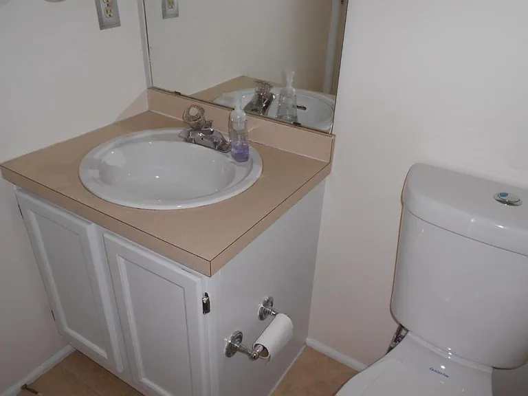 617 Hampshire Dr — Photo 8