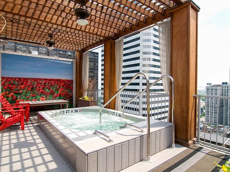 63 E Lake Apartments Sky Park Hot Tub