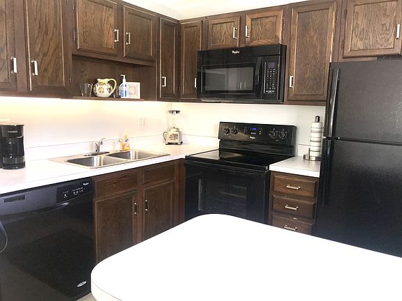 3rd image of 75 Royal Oak Ct