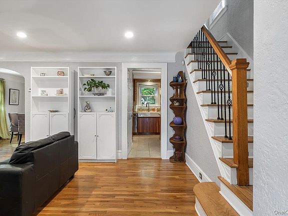 4th image of 9 W 14th Street