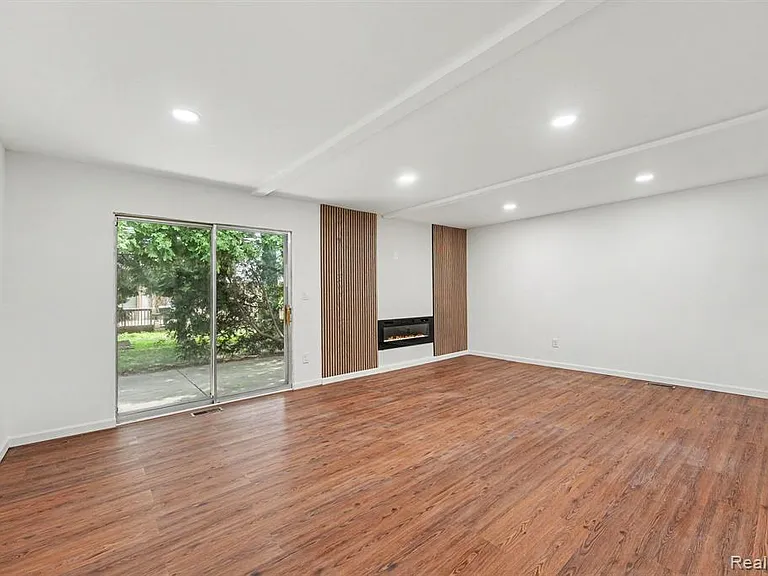 35656 Saxony Dr — Photo 15
