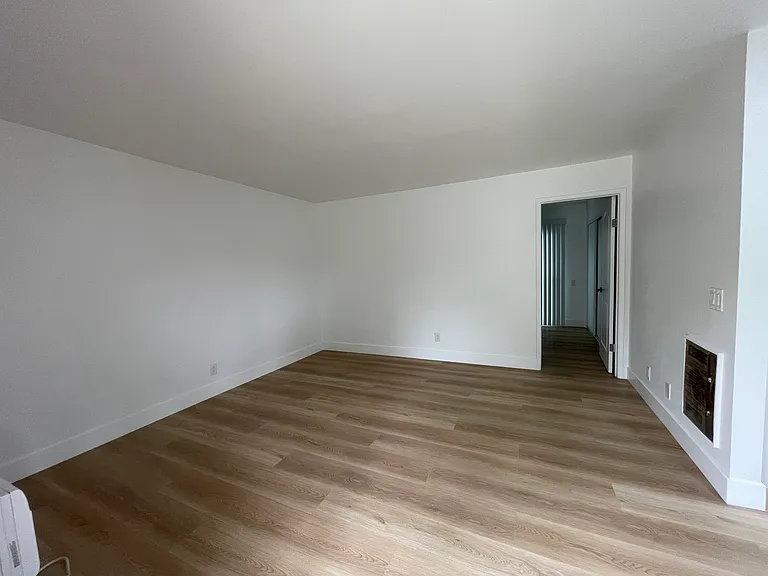 1221 E Beechwood St #1B — Photo 8