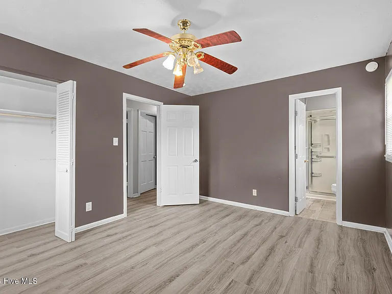 105 Valley Ct — Photo 16