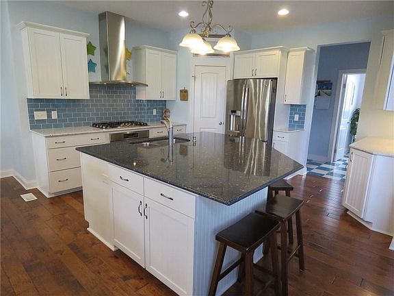 5th image of 98 Mission Hill Dr