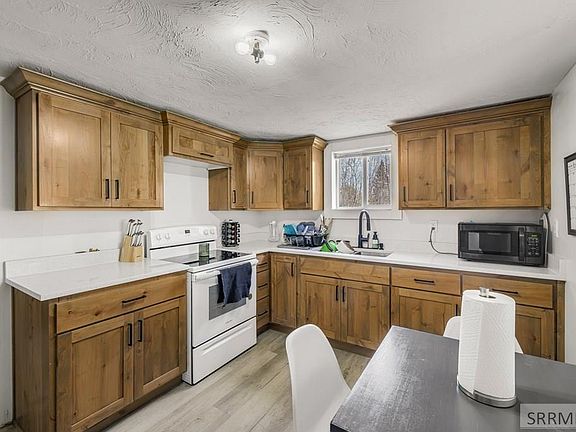 5th image of 218 Bonham St