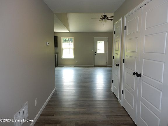 4th image of 131 Diane Ct