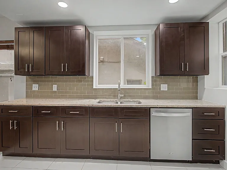 1230 N Logan St — Photo 24