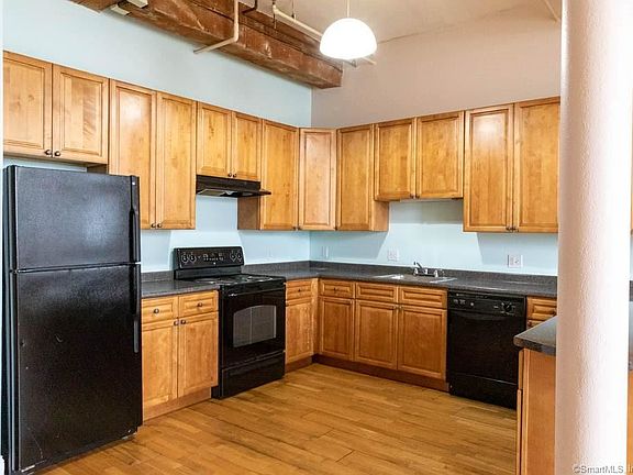 5th image of 390 Charles St APT 105