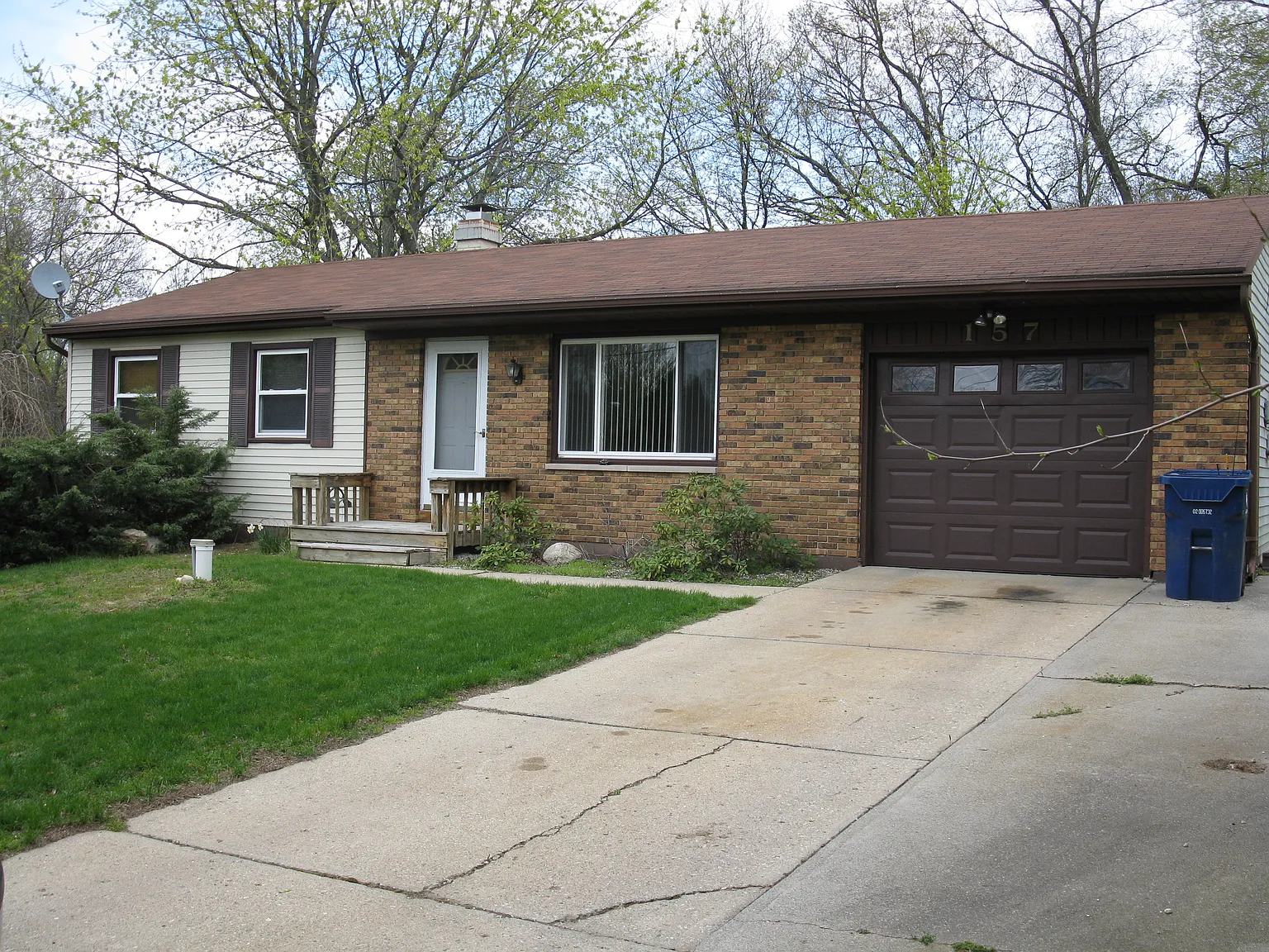 157 Manor Dr photo 1