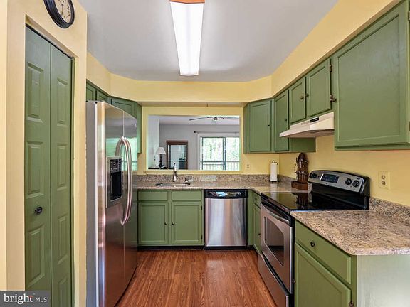 5th image of 35 Lake Park Ct #964