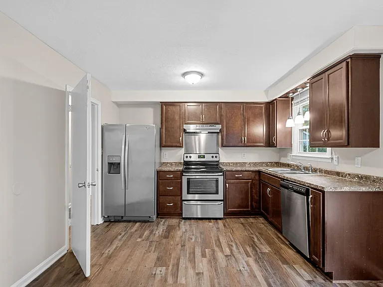 410 Appleton Dr — Photo 9