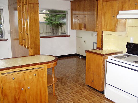 5th image of 8513 38th Ave SW