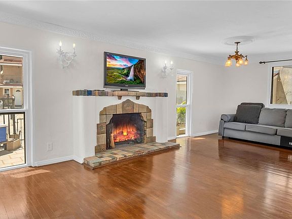 4th image of 2620 Commodore St